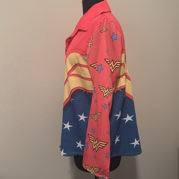 Wonder Woman Women’s button up: Medium - Picture 4 of 7